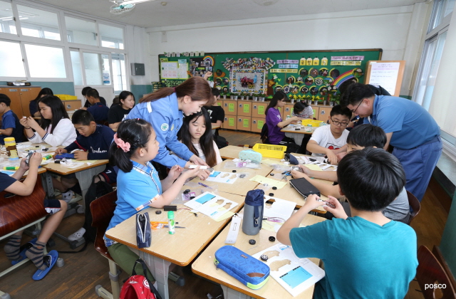 ▲ 대해초등학교에서 진행한 주니어 공학교실에서 포항제철소 엔지니어들과 학생들이 키트 실습교육을 진행하는 모습.ⓒ포스코