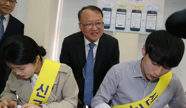 ▲ 지난달 7일 성동세무서를 찾아 장려금 신청업무 현황을 살피고 있는 한승희 국세청장 ⓒ국세청 제공