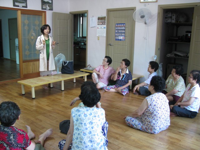 ▲ 단양군이 관내 경로당을 방문해 폭염에 대비한 건강관리 예방교육을 하고 있다.ⓒ단양군