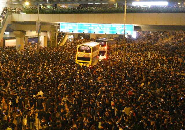 ▲ 16일 밤 11시 입법회 앞 하코트 로드 모습. 빈 버스가 지나가자 시위 참가자들이 잠시 길을 비켜주고 있다.ⓒ허동혁