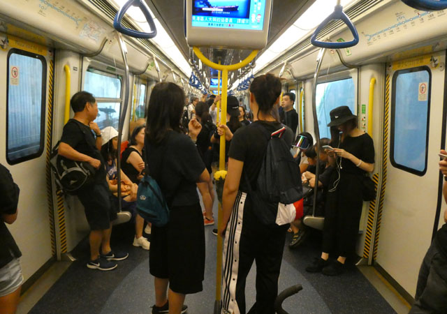 ▲ 16일 오전 홍콩 교외 전철 안을 가득 메운 시위 참가자들.ⓒ허동혁