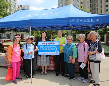 ▲ NH농협생명 대표이사 홍재은(왼쪽부터 네 번째)이 17일 서울시 은평구 은평노인종합복지관에서 양파 1000망(3000kg)과 환경보호 장바구니를 기증하는 나눔 행사를 가졌다.ⓒ농협생명