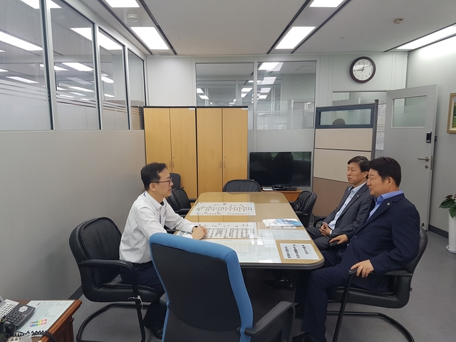 ▲ 류상민 복지안전예산심의관과 이야기를 나누고 있는 권영진 대구시장(오른쪽).ⓒ대구시