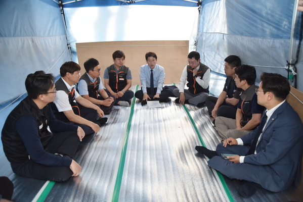 ▲ 이인영 원내대표(가운데)는 지난 17일 금융위원회 앞에서 설치된 카드사노동조합협의회(이하 카노협) 천막 농성장을 방문해, 카드사 지부장들과의 면담을 진행했다. ⓒ전국사무금융서비스노동조합