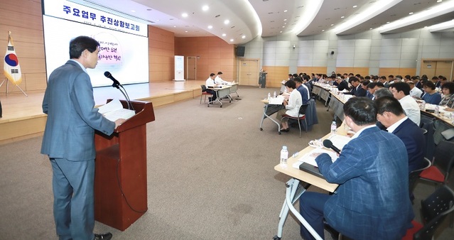 ▲ 구본영 시장과 간부 공무원 120여명이 18일 시청 대회의실에서  2019년 주요업무 추진상황 보고회를 열어 추진상황을 점검하고 주요사업의 실행력 확보와 향후 계획들을 꼼꼼히 검토하고 있다.ⓒ충남도