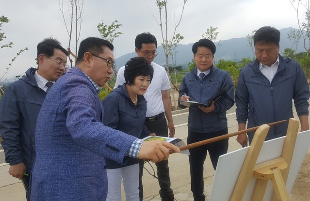 ▲ 18일 제천시의회 산업건설위원회 이정임 위원장, 배동만 의원 등이 의림지 뜰 친환경농업단지를 방문해 집행부로부터 추진 현황을 보고 받고 있다.ⓒ제천시의회