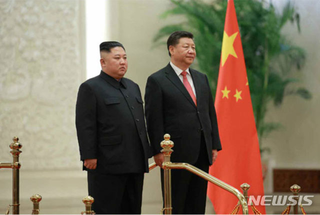 ▲ 지난 1월 방중한 김정은과 함께 사열을 받는 시진핑 중국 국가주석. ⓒ뉴시스. 무단전재 및 재배포 금지.