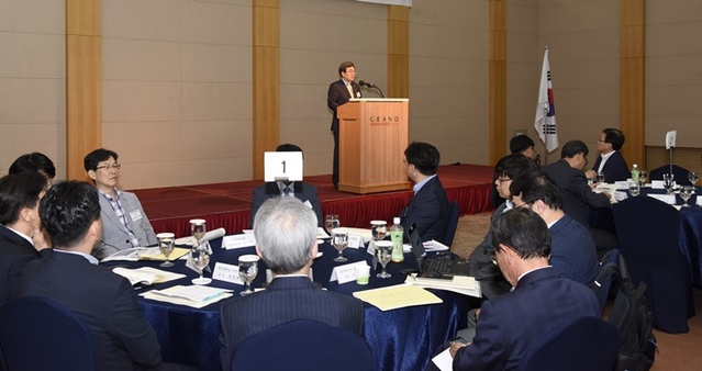 ▲ 18일 한국은행 충북본부 주최로 열린 한국은행 창립 69주년 기념 지역경제발전세미나에서 노영래 충북본부장이 인사말을 하고 있다.ⓒ한국은행 충북본부