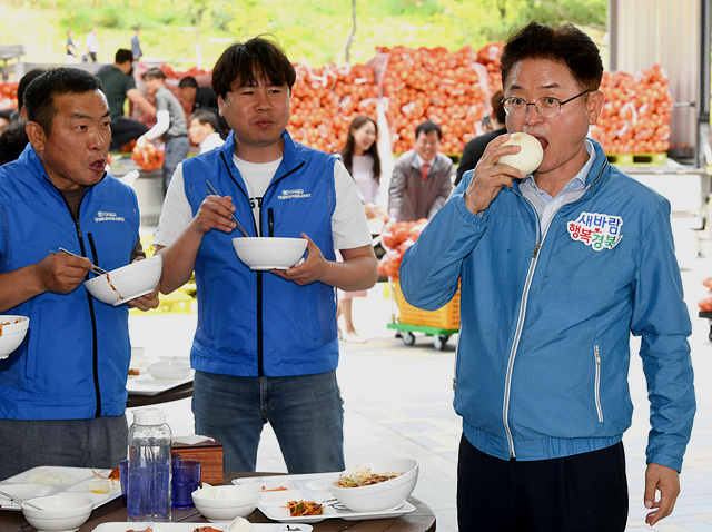 ▲ 이철우 경북도지사가 행사에서 생양파를 먹고 있는 장면.ⓒ경북도