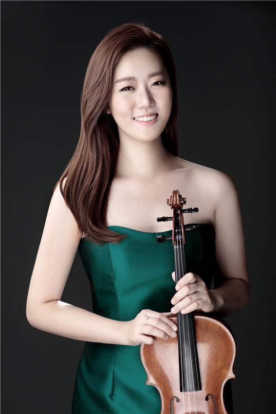 ▲ 지난 16일 체코에서 열린 제57회 비올라 국제 콩쿠르인 ‘베토벤 흐라덱 쿠르에서 베를린 드레스덴 최고 연주자 과정에 유학 중인 충남 천안 출신인 김규리 씨(26)가 최고상인 1위와 함께 청중상을 받았다.ⓒ홍익그룹