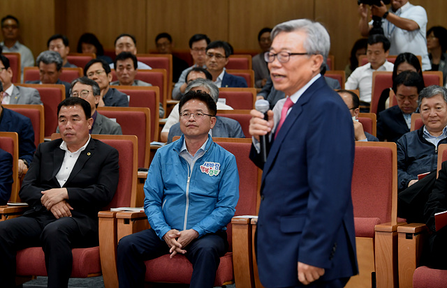 ▲ 경북도는 18일 도청 다목적홀에서‘농촌살리기정책포럼’출범식을 갖고 제1차 포럼을 가졌다.ⓒ경북도