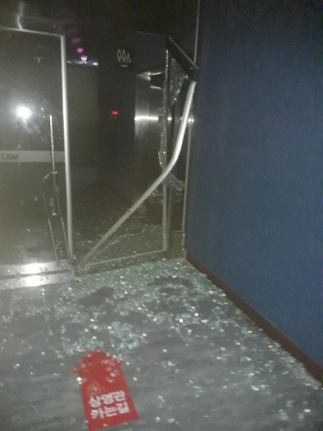 ▲ 18일 청주 드림플러스 상인화와 이랜드리테일 간의 충돌로 출입문이 파손돼 있다.ⓒ드림플러스 상인회