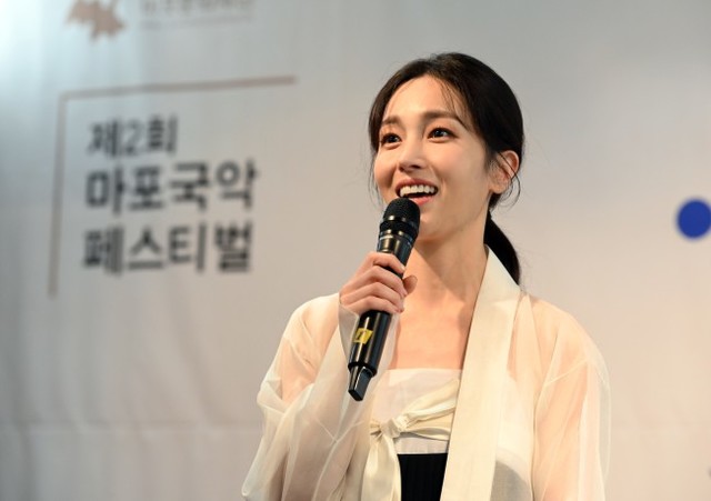 ▲ 정가보컬리스트 하윤주가 18일 오전 서울 마포아트센터에서 열린 제2회 마포국악페스티벌 '온고지신' 기자간담회에서 시연하고 있다.ⓒ마포아트센터