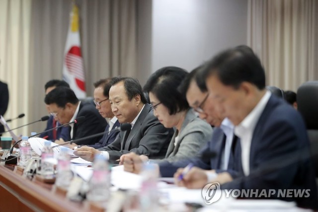 ▲ 17일 오후 전남 나주시 한국전력 본사에서 국회 산업통상자원중소벤처기업위원회 소속 자유한국당 의원들이 현안보고회를 진행하고 있다.ⓒ연합뉴스