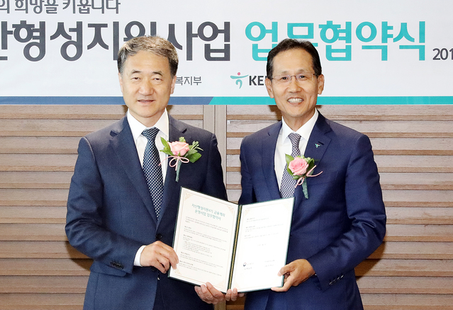 ▲ 지성규 KEB하나은행장(오른쪽)이 18일 오후 서울시 중구 을지로 본점에서 박능후 보건복지부 장관과 저소득층의 자산형성 지원을 위한 업무협약을 체결하고 기념사진 촬영을 하고 있다. ⓒKEB하나은행