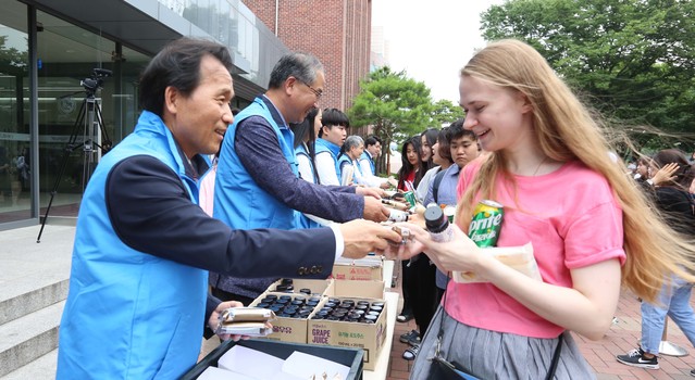 ▲ 사진은 18일 오후 복현캠퍼스 도서관에서 가진 간식 나눔 행사에 외국인 유학생이 간식을 받는 모습.ⓒ영진전문대