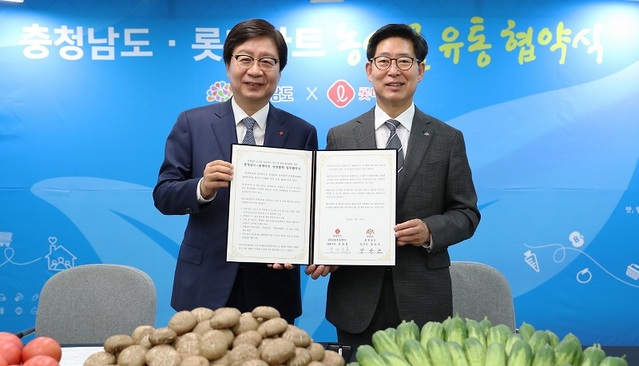 ▲ 양승조 충남도지사(우)가 19일 롯데마트 서울역지점에서 문영표 롯데마트 대표이사와 상생협력 업무협약을 하고 있다.ⓒ충남도