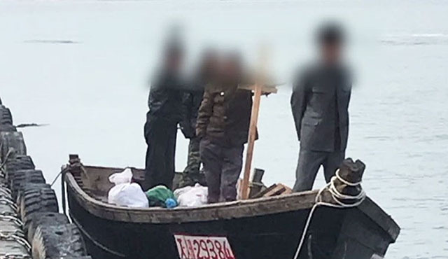 ▲ SBS의 관련보도 영상. 맨 앞에 선 사람의 인민복은 깨끗했다고 한다. ⓒSBS 관련보도 화면캡쳐.