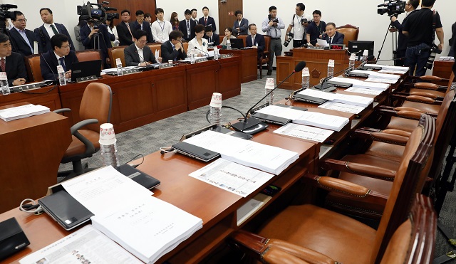 ▲ 10일 오전 서울 여의도 국회에서 열린 사법개혁 특별위원회 전체회의에서 이상민 위원장이 자유한국당 의원들이 불참한 가운데 회의를 주재하고 있다. ⓒ뉴시스