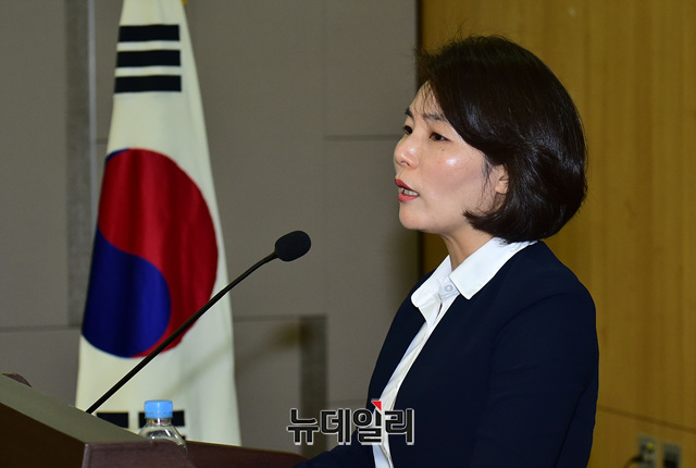 ▲ 자유한국당 전희경 의원이 19일 의원회관에서 개최한‘문재인 정권의 역사전쟁, 김원봉은 왜 현충일 추념사에 등장했나’세미나에서 발언하는 모습. ⓒ이종현 기자