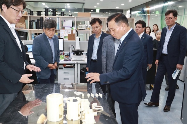 ▲ 구본영 천안시장이 19일 혁신일자리와 신성장동력 구축으로 주목받고 있는 판교 제2테크노밸리에서 기업지원허브와 기업성장센터 등에 대해 LH 관계자로부터 설명을 듣고 있다.ⓒ천안시