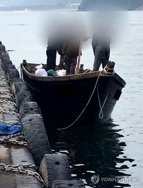 ▲ 15일 동해 삼척항으로 진입한 북한 어선.ⓒ연합뉴스