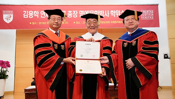 ▲ 19일 서울 성북구 고려대학교에서 열린 명예박사 학위수여식에서 (왼쪽부터)정진택 고려대 총장, 김용학 연세대 총장, 최흥석 고대 대학원장이 기념촬영을 하고 있다 ⓒ고려대·연세대