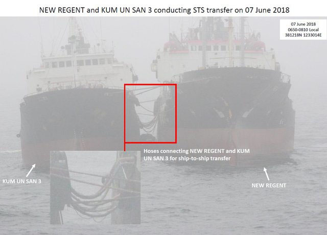 ▲ 2018년 10월 미국 재무부가 공개한 북한의 불법환적 석유밀수 장면. 배 사이에 호스가 보인다. ⓒ뉴시스. 무단전재 및 재배포 금지.