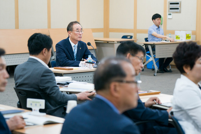 ▲ 구미시는 지난 19일 시청 3층 상황실에서 국소장 및 주무부서장, 대구경북연구원 등 30여명이 참석한 가운데 구미비전 2030 수정계획 수립 연구용역 최종보고회를 개최했다.ⓒ구미시