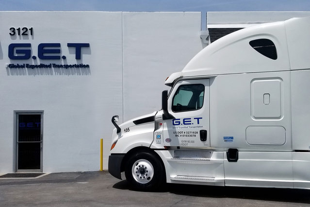 ▲ 현대글로비스가 미국 현지에서 육상운송을 전문으로 하는 자회사 ‘GET(Global Expedited Transportation)’를 설립했다. 사진은 GET 본사 건물과 트럭 전경.ⓒ현대글로비스