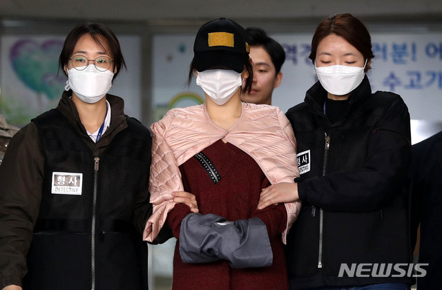 ▲ 지난 4월 12일 오전 경기 수원남부경찰서에서 검찰로 이송되는 황하나씨.ⓒ뉴시스