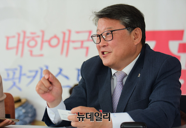 ▲ 조원진 대한애국당 대표는 20일 광화문 천막 농성장에서 와 인터뷰를 진행했다. ⓒ이종현 기자