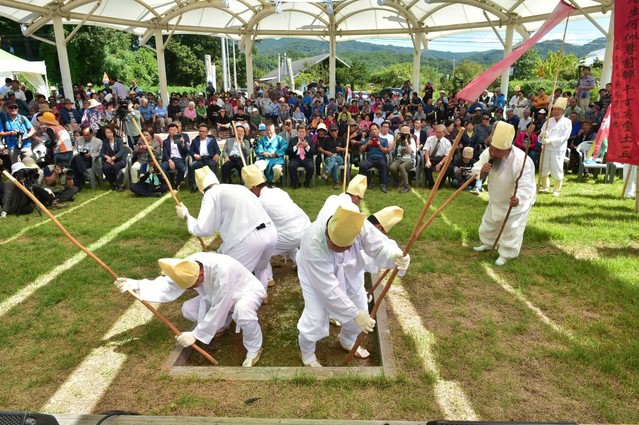 ▲ 강원도 시도무형문화재 제4호인 ‘횡성회다지소리’ 재현 모습. 횡성회다지소리는 횡성군 우천면 정금리 정금마을에 전해지는 민요다.ⓒ횡성군