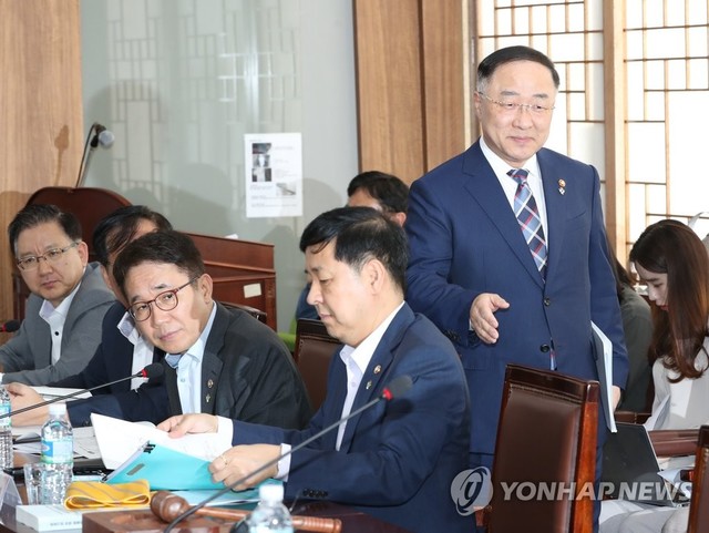▲ 홍남기 경제부총리 겸 기획재정부 장관이 20일 오후 서울 세종로 정부서울청사에서 열린 공공기관운영위원회의에 입장하고 있다. ⓒ연합뉴스