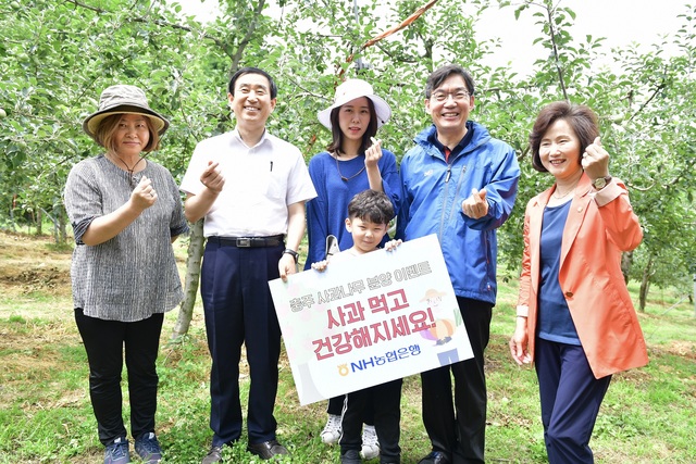 ▲ 이대훈 은행장(오른쪽 두번째), 조길형 충주시장(왼쪽 두 번째), 허영옥 충주시의장(오른쪽 첫 번째)이 고객과 함께 사과나무 앞에서 기념촬영을 하고 있다.
ⓒ농협은행