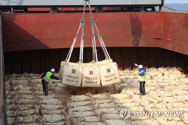▲ 2010년 이명박 정부에서 대북 지원 일환으로 쌀을 보내는 모습.ⓒ연합뉴스