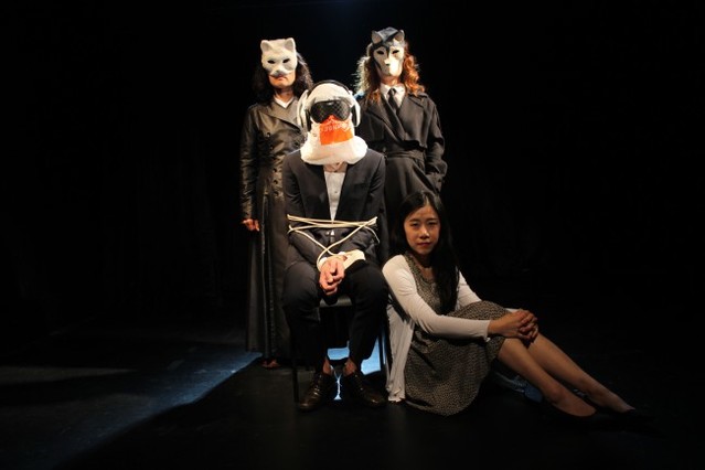 ▲ '제2회 페미니즘 연극제'에 오르는 '코카와 트리스 그리고 노비아의 첫날밤'은 한국사회 여성들이 일상 곳곳에서 대면해야만 하는 불안과 공포를 다룬다.ⓒ종이로 만든 배