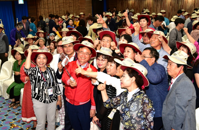 ▲ 이철우 지사와 셀카 촬영을하고 있는 연합회 회원들 모습.ⓒ경북관광공사