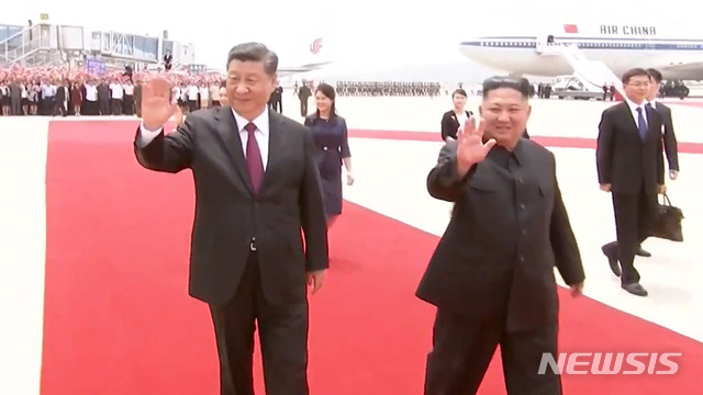 ▲ 20일 평양 순안공항에 도착한 시진핑 중국 국가주석(왼쪽)을 김정은 북한 국무위원장이 영접했다고 중국중앙방송(CCTV) 등이 보도했다. ⓒCCTV 유튜브 캡처화면 뉴시스