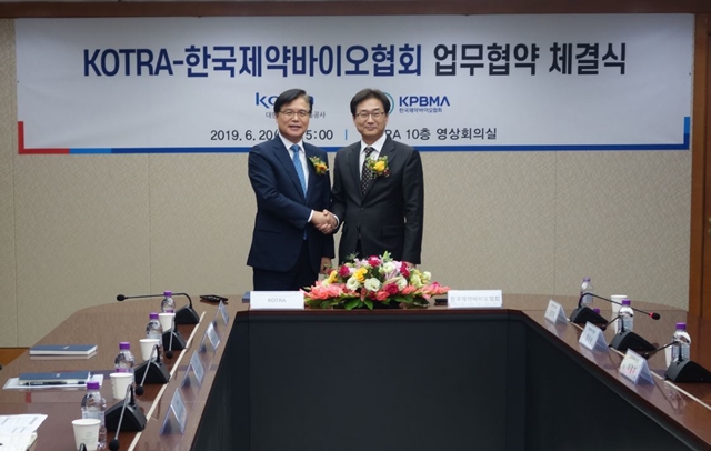 ▲ 권평오 대한무역투자진흥공사(KOTRA) 사장(왼쪽)과 원희목 한국제약바이오협회장(오른쪽)이 지난 20일 서울 양재동에서 양해각서를 체결했다. ⓒ한국제약바이오협회