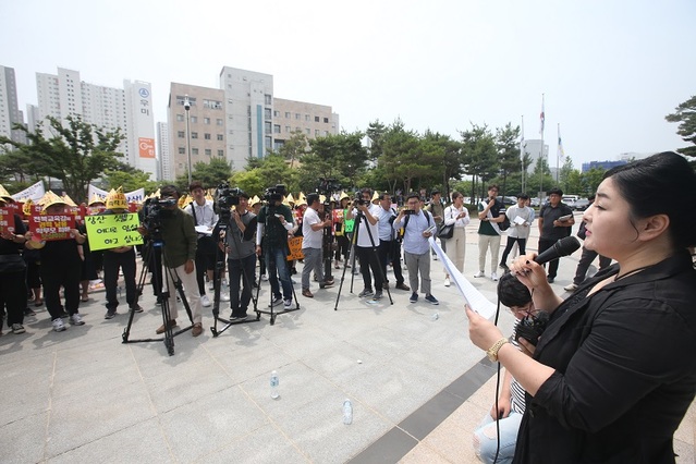 ▲ 강계숙 상산고 학부모회 대표가 지난 20일 “전북교육청의 자사고 평가 기준은 엉터리”라며 “타 시·도는 70점만 맞아도 자사고 지위를 유지하는데 상산고는 타지역 자사고 보다 월등한 전북교육청이 제시한 80점에서 0.39점 부족한 79.61을 받았는데도 재지정에서 탈락시켜 자사고를 폐지시키려는 저의를 도저히 이해할 수 없다”며 전북도교육청을 비난하고 있다. ⓒ전북일보 제공