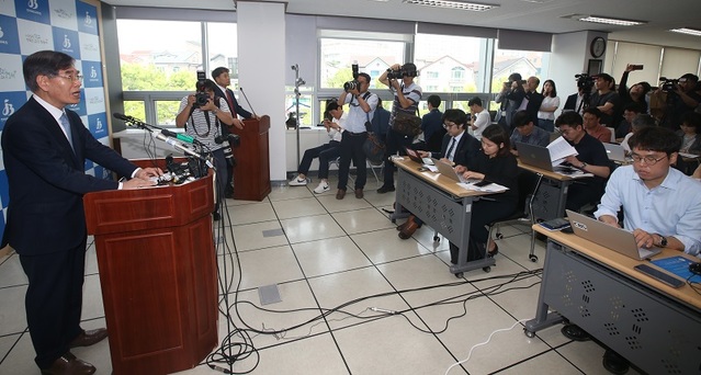 ▲ 박삼옥 상산고등학교 교장이 지난 20일 자율형사립고 재지정 취소 결정이 내려진 지난 20일 전북도교육청에서 학교의 입장을 밝히고 있다. ⓒ전북일보 제공