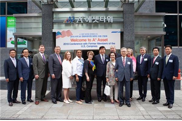 ▲ 에이플러스에셋은 21일 미국 전 하원의원단 일행을 초청해 간담회를 개최했다. 사진 왼쪽부터 박성수 A+라이프 사장, 김기주 A+에셋 사장, 댄 마페이 전 의원, 루이스 페인 주니어 전 의원과 부인, 도나 에드워드 전 의원, 마조리 마골리스 전 의원, 곽근호 A+에셋 회장, 데니스 로스 전 의원과 부인, 김창준 전 의원과 부인, 박경순 A+에셋 사장, 이종성 AAI헬스케어 사장, 이재광 A+리얼티 사장.ⓒ에이플러스에셋