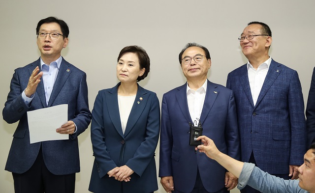 ▲ 김현미 국토부 장관과 오거돈 부산광역시장, 송철호 울산광역시장, 김경수 경남도지사가 20일 서울 용산구 LS용산타워 국토부 용산사무소에서 김해 신공항의 적정성을 총리실에서 논의한다는 내용의 합의문을 발표하고 있다. ⓒ뉴시스