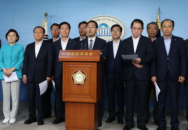 ▲ 21일 서울 여의도 국회에서 자유한국당 대구경북발전협의회 의원들이 가덕도 신공항 재추진 관련 기자회견을 하고 있다. ⓒ뉴시스