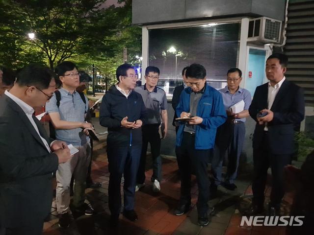 ▲ 박원순 서울시장이 21일 오전 0시10분쯤 '붉은 수돗물'이 발견된 영등포구 문래동 아파트 단지를 찾아 신속한 대처를 주문했다. 21일 서울시에 따르면 20일 오후 8시 30분께부터 서울시 영등포구 문래동 일대 아파트를 중심으로 붉은 수돗물이 나온다는 민원이 연이어 제기됐다.ⓒ뉴시스