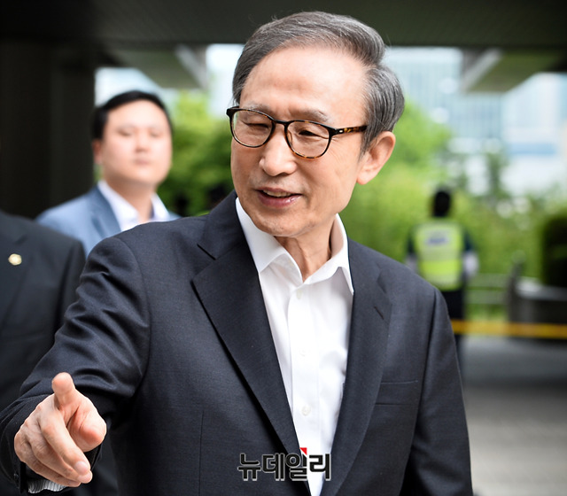 ▲ 이명박 전 대통령이 서울고법 형사1부 심리로 열린 21일 항소심 공판을 마치고 법원을 나오면서 지지자들에게 인사를 하고 있다. ⓒ뉴데일리 박성원 기자