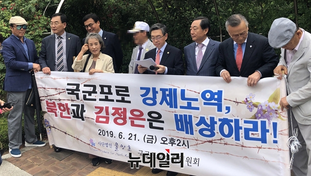 ▲ 사단법인 물망초(이사장 박선영 동국대 교수)의 국군포로송환위원회(이하 송환위)는 21일 오후 2시 서울 서초구 서울고등법원 서문 앞에서 기자회견을 열고 “탈북한 국군포로들이 북한에서의 강제노역에 대해 손해배상청구 소송을 제기했다”고 밝혔다.ⓒ김현지 기자