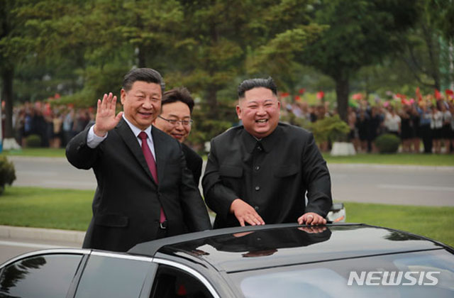 ▲ 지난 20일 평양에 도착한 뒤 김정은과 함께 카퍼레이드를 한 시진핑 중국 국가주석. ⓒ뉴시스. 무단전재 및 재배포 금지.