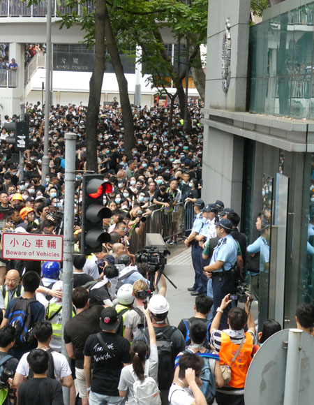 ▲ 완차이 경찰총부 앞에서 경찰과 대치중인 시위대ⓒ허동혁